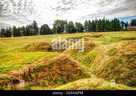 Beaumont-Hamel Canadian Memorial in der Somme, Frankreich, mit Gräben aus dem Ersten Weltkrieg, Friedhöfen, Denkmälern und Schlachtfeldlandschaften. Stockfoto
