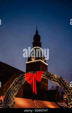 Weihnachtsbogen mit rotem Bogen vor der Doma BaznÄ«CA, Rigaer Altstadt Stockfoto