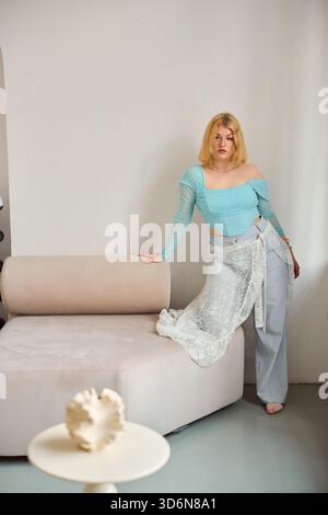 Stilvolle Frau posiert anmutig in einem modernen Innenbereich Stockfoto