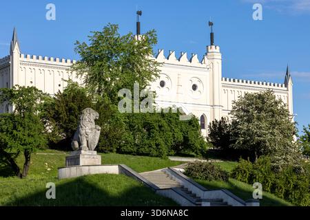Lublin, Polen - 23. Mai 2022: Schloss Lublin, neogotische Fassade und Steinstatue des Löwen Stockfoto