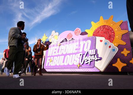 Las Vegas, Usa. November 2025. Fans Walk By Willkommen in Las Vegas während des Formel 1 Heineken Las Vegas Grand Prix 2025 auf dem Las Vegas Strip Circuit, Nevada, USA am 20. November 2025 Credit: Shaun Brooks/Every Second Media Credit: Every Second Media/Alamy Live News Stockfoto