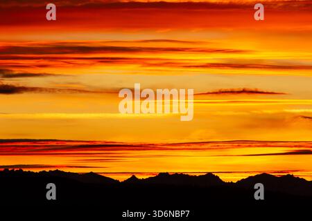 Orangefarbener Himmel über den Bitterroot Mountains bei Sonnenuntergang Stockfoto