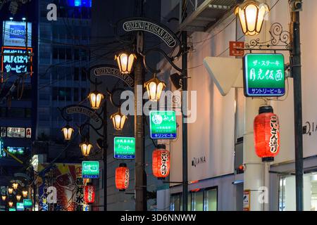 Nächtliche Straßenszene mit Neonschildern und Laternen, Hozenji Koisan Dori Street in Osaka, Japan am 1. Oktober 2017 Stockfoto