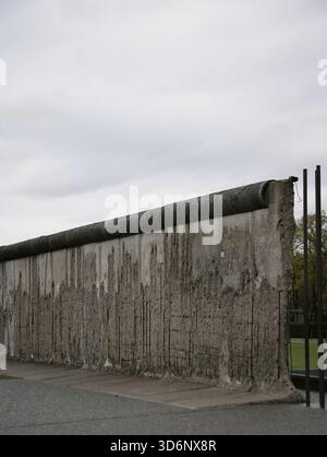 Berliner Mauer, Deutschland. Der Bau begann am 13. August 1961 und fiel am 9. November 1989. Die Regierung der Deutschen Demokratischen Republik (DDR) baute diese über 150 km lange Barriere, um Ost-Berlin vollständig von der übrigen DDR zu isolieren. Gedenkstätte Berliner Mauer in der Bernauer Straße. Abschnitt an der Bernauer Straße, Grenze zwischen Mitte (Ost-Berlin) und Wedding (West-Berlin). Stockfoto