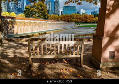 Blick auf den Bellevue City Park im Bundesstaat Washington mit Wolkenkratzern in der Ferne. Stockfoto