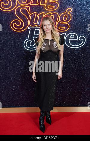 Lottie Moss besuchte die Premiere von Song Sung Blue im Londoner Picturehouse Central. Bilddatum: Freitag, 21. November 2025. Stockfoto