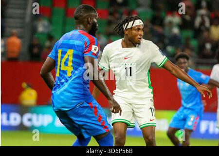 RABAT, MAROKKO - 16. NOVEMBER; Samuel Chukwueze aus Nigeria und Arthur Masuaku aus Dr. Kongo während der Playoffs der FIFA-Weltmeisterschaft 2026 zwischen Nigeria und Stockfoto