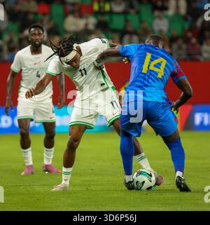 RABAT, MAROKKO - 16. NOVEMBER; Samuel Chukwueze aus Nigeria und Arthur Masuaku aus Dr. Kongo während der Playoffs der FIFA-Weltmeisterschaft 2026 zwischen Nigeria und Stockfoto