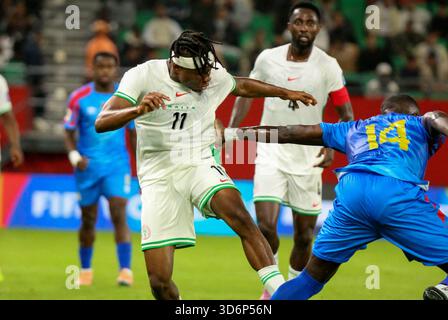 RABAT, MAROKKO - 16. NOVEMBER; Samuel Chukwueze aus Nigeria und Arthur Masuaku aus Dr. Kongo während der Playoffs der FIFA-Weltmeisterschaft 2026 zwischen Nigeria und Stockfoto