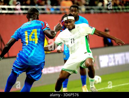 RABAT, MAROKKO - 16. NOVEMBER; Samuel Chukwueze aus Nigeria und Arthur Masuaku aus Dr. Kongo während der Playoffs der FIFA-Weltmeisterschaft 2026 zwischen Nigeria und Stockfoto