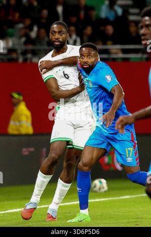 RABAT, MAROKKO - 16. NOVEMBER; Semi Ajayi aus Nigeria und Cedric Bakambu aus Dr. Kongo während der Playoffs zur FIFA-Weltmeisterschaft 2026 zwischen Nigeria und Dr. C. Stockfoto