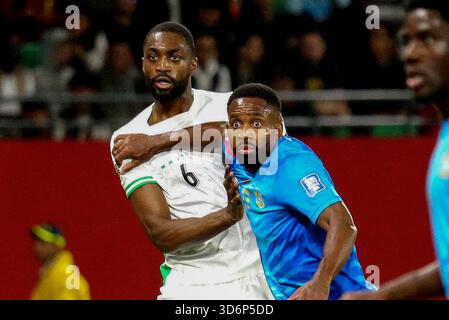RABAT, MAROKKO - 16. NOVEMBER; Semi Ajayi aus Nigeria und Cedric Bakambu aus Dr. Kongo während der Playoffs zur FIFA-Weltmeisterschaft 2026 zwischen Nigeria und Dr. C. Stockfoto