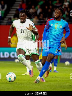 RABAT, MAROKKO - 16. NOVEMBER; Calvin Bassey aus Nigeria und Aaron Wan-Bissaka aus Dr. Kongo während der Playoffs zur FIFA-Weltmeisterschaft 2026 zwischen Nigeria und Nigeria Stockfoto