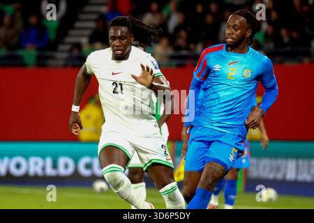RABAT, MAROKKO - 16. NOVEMBER; Calvin Bassey aus Nigeria und Aaron Wan-Bissaka aus Dr. Kongo während der Playoffs zur FIFA-Weltmeisterschaft 2026 zwischen Nigeria und Nigeria Stockfoto