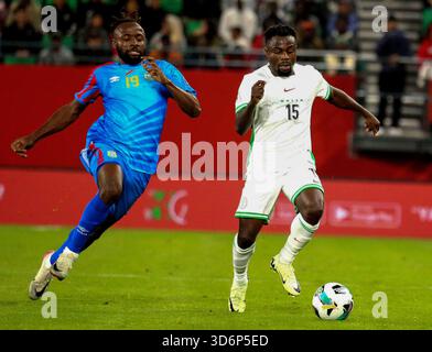 RABAT, MAROKKO - 16. NOVEMBER; Moses Simon von Nigeria und Fiston Mayele von Dr. Kongo während der Playoffs zur FIFA-Weltmeisterschaft 2026 zwischen Nigeria und Dr. C. Stockfoto