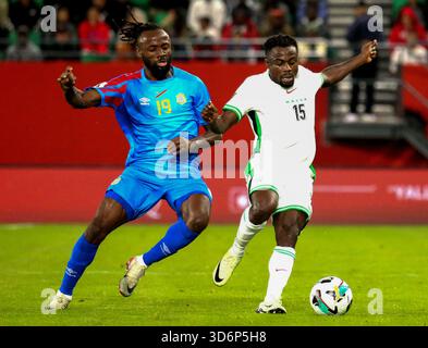 RABAT, MAROKKO - 16. NOVEMBER; Moses Simon von Nigeria und Fiston Mayele von Dr. Kongo während der Playoffs zur FIFA-Weltmeisterschaft 2026 zwischen Nigeria und Dr. C. Stockfoto