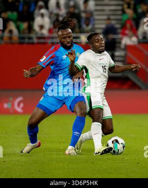 RABAT, MAROKKO - 16. NOVEMBER; Moses Simon von Nigeria und Fiston Mayele von Dr. Kongo während der Playoffs zur FIFA-Weltmeisterschaft 2026 zwischen Nigeria und Dr. C. Stockfoto