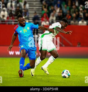 RABAT, MAROKKO - 16. NOVEMBER; Moses Simon von Nigeria und Fiston Mayele von Dr. Kongo während der Playoffs zur FIFA-Weltmeisterschaft 2026 zwischen Nigeria und Dr. C. Stockfoto
