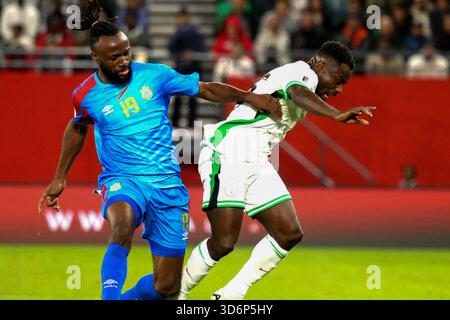 RABAT, MAROKKO - 16. NOVEMBER; Moses Simon von Nigeria und Fiston Mayele von Dr. Kongo während der Playoffs zur FIFA-Weltmeisterschaft 2026 zwischen Nigeria und Dr. C. Stockfoto