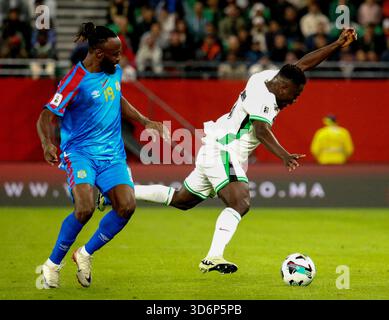 RABAT, MAROKKO - 16. NOVEMBER; Moses Simon von Nigeria und Fiston Mayele von Dr. Kongo während der Playoffs zur FIFA-Weltmeisterschaft 2026 zwischen Nigeria und Dr. C. Stockfoto