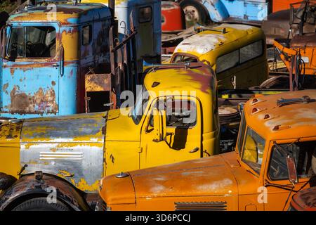 Alte, rustikale Trucks, die in der Nähe von Jereome, Arizona, sitzen Stockfoto