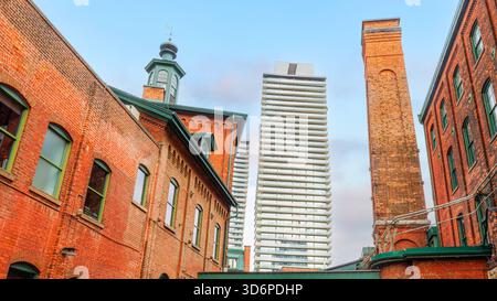 Moderne Wohngebäude in Kolonialstruktur des Distillery District, Toronto, Kanada Stockfoto