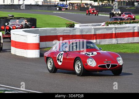 Alfa Romeo Giulia TZ, Alfa Romeo Celebrazione, Paraderunden zu Ehren der 100 Jahre seit Alfa Romeo die erste Hersteller-Weltmeisterschaft gewann Stockfoto