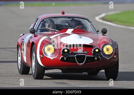 Alfa Romeo Giulia TZ, Alfa Romeo Celebrazione, Paraderunden zu Ehren der 100 Jahre seit Alfa Romeo die erste Hersteller-Weltmeisterschaft gewann Stockfoto