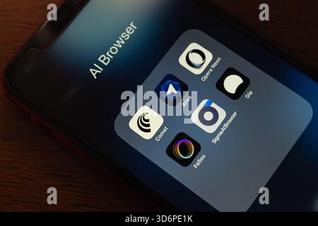 Nahaufnahme eines Smartphones mit KI-Browsersymbolen wie Comet Browser, ChatGPT Atlas, Opera Neon, Día Browser, Fellou, und Sigma AI Browser. Stockfoto