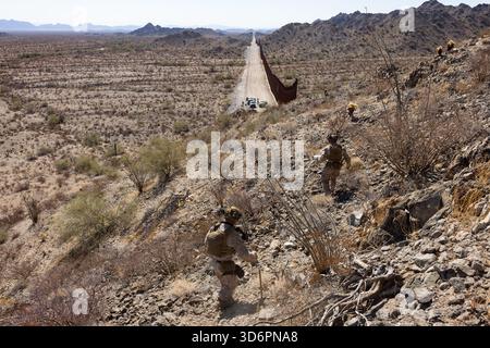 Lt. John Hirsh (links), Kommandeur des United States Marine Corps, und Jesse Venavides, ein Kampfingenieur, beide mit Combat Logistics Battalion 15, Combat Logistics Regiment 17, 1st Marine Logistics Group, zugewiesen zur Joint Task Force-Southern Border, führen Aufklärungen durch, während sie die südliche Grenze bei Yuma, Ariz, am 21. Juli 2025 patrouillieren. Joint Task Force-Southern Border führt umfassende, agile und umfassende Operationen zur Unterstützung der USA durch Zoll- und Grenzschutz zum Schutz der territorialen Unversehrtheit der Vereinigten Staaten und zur Erreichung der operativen Kontrolle der südlichen Grenze im Jahr 100% Stockfoto