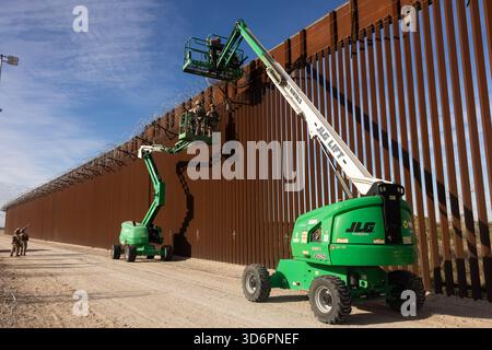 US-Marines mit Combat Logistics Battalion 15 (CLB 15), Combat Logistics Regiment 17, 1st Marine Logistics Group, der Joint Task Force-Southern Border (JTF-SB) zugewiesen, verwenden einen Teleskopausleger 460SJ, um den Draht zu befestigen und gleichzeitig die südliche Grenzbarriere in Yuma, Ariz, am 17. November 2025 zu verstärken. Die Maßnahmen des CLB 15 zur Verstärkung von Barrieren zielen darauf ab, die physischen Sicherheitsmaßnahmen an der bestehenden südlichen Grenzbarriere zu verbessern. JTF-SB führt umfassende, agile und bereichsübergreifende Operationen zur Unterstützung des US-Zoll- und Grenzschutzes durch, um die territoriale Integrität der Vereinigten Staaten und zu schützen Stockfoto