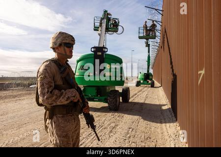 Preston Williams, ein Kampfingenieur mit Combat Logistics Battalion 15 (CLB 15), Combat Logistics Regiment 17, 1st Marine Logistics Group, der Joint Task Force-Southern Border (JTF-SB) zugewiesen, sorgt für den Schutz der Streitkräfte, während Marines die südliche Grenzbarriere in Yuma, Ariz, am 17. November 2025 verstärken. Die Maßnahmen des CLB 15 zur Verstärkung von Barrieren zielen darauf ab, die physischen Sicherheitsmaßnahmen an der bestehenden südlichen Grenzbarriere zu verbessern. JTF-SB führt umfassende, agile und domänenübergreifende Operationen zur Unterstützung des US-Zoll- und Grenzschutzes durch, um die territoriale Integration zu schützen Stockfoto