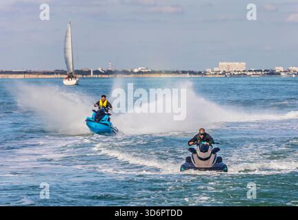 Jetski-Fahrer in der Biskaya-Bucht in La Rochelle, Departement Charente-Maritime, Region Nouvelle-Aquitaine, Frankreich Stockfoto