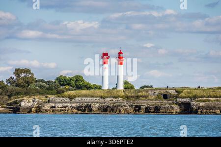 Der Sektor leichte Zwillingsleuchttürme von l'Île d'Aix im Pertuis d'Antioche an der französischen atlantikküste, Departement Charente-Maritime, Nouvelle-Aquita Stockfoto