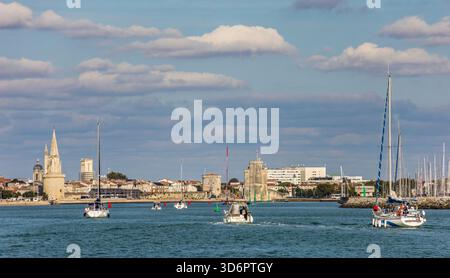 Bucht von La Rochelle mit der Skyline der alten Hafenstadt Charente-Maritime, Region Nouvelle-Aquitaine, Frankreich Stockfoto