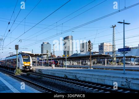 Die Skyline der Innenstadt von Dortmund, vom Hauptbahnhof aus gesehen, Rhein-Ruhr-Express, RRX Zug, RE4, NRW, Deutschland Skyline DO *** die Skyline der Dortmunder Innenstadt, vom Hauptbahnhof aus gesehen, Rhein-Ruhr-Express, RRX-Zug, RE4, NRW, Deutschland Skyline DO Stockfoto