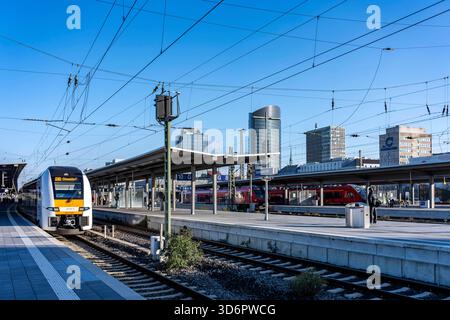 Die Skyline der Innenstadt von Dortmund, vom Hauptbahnhof aus gesehen, Rhein-Ruhr-Express, RRX Zug, RE11, NRW, Deutschland Skyline DO *** die Skyline der Dortmunder Innenstadt, vom Hauptbahnhof aus gesehen, Rhein-Ruhr-Express, RRX-Zug, RE11, NRW, Deutschland Skyline DO Stockfoto