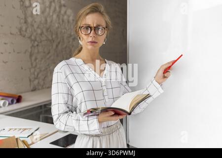 Hochwinkellehrer mit Buch-Erklärungsstunde Stockfoto