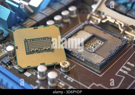 Motherboard-Prozessor von oben, Nahaufnahme des Prozessors, Tscheljabinsk, Russland Stockfoto