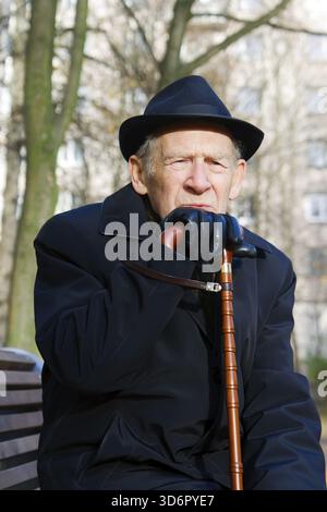 Porträt eines alten Mannes mit Hut und Gehstock Stockfoto