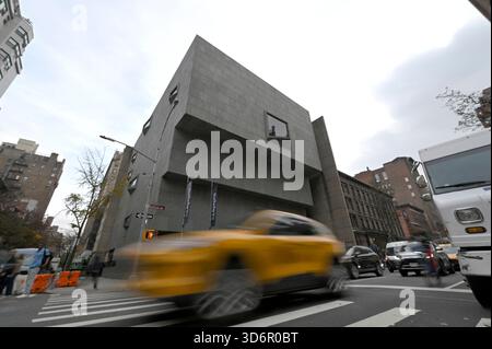 New York, USA. November 2025. Außenansicht des neuen Gebäudes von Sotheby an der Madison Avenue, New York, NY, 21. November 2025. Das Auktionshaus verkaufte kürzlich ein Gemälde des österreichischen Künstlers Gustave Klimt mit dem Titel „Porträt von Elisabeth Lederer“ für eine Rekordsumme von 236 Millionen US-Dollar (mit Gebühren). (Foto: Anthony Behar/SIPA USA) Credit: SIPA USA/Alamy Live News Stockfoto