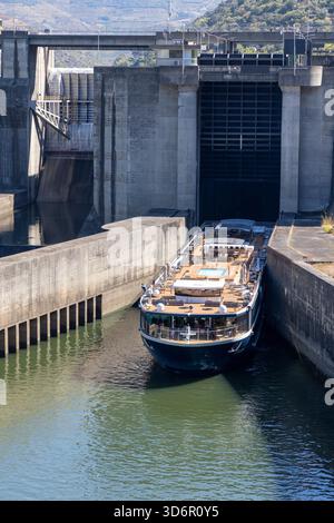 Fluss Douro, Portugal, Flussschiff die Avalon Alegria passiert die Schleuse im Staudamm Bagauste ( Regua) am Fluss Douro bei Pinhao, Europa Stockfoto