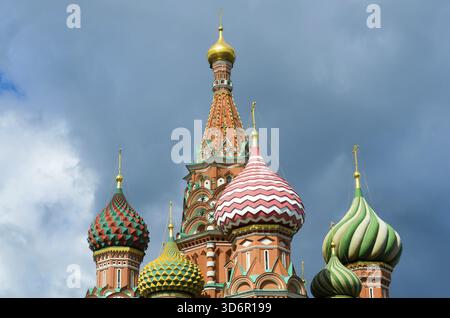 Die Basilius-Kathedrale oder die Kathedrale von Vassilij dem Seligen ist eine Kirche auf dem Roten Platz in Moskau, Russland. Offiziell bekannt als die Kathedrale des I Stockfoto