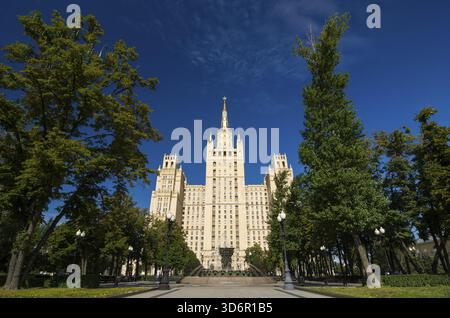 Das Hochhaus Kudrinskaya Square Building ist eine der sieben Schwestern. Die Sieben Schwestern sind eine Gruppe von sieben Wolkenkratzern in Moskau, die im Stalin entworfen wurden Stockfoto