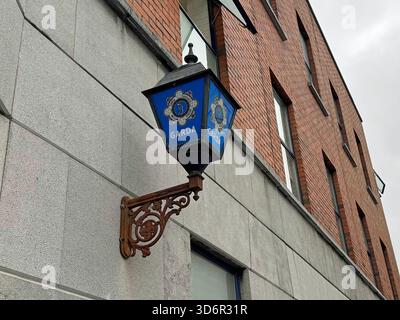 Dublin, Irland - 21. Oktober 2025: Garda Polizeistation traditionelle Straßenlaterne. Stockfoto
