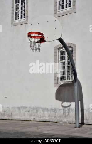 Basketballnetz mit rotem Ring und Kette auf weißem Hintergrund. Stockfoto