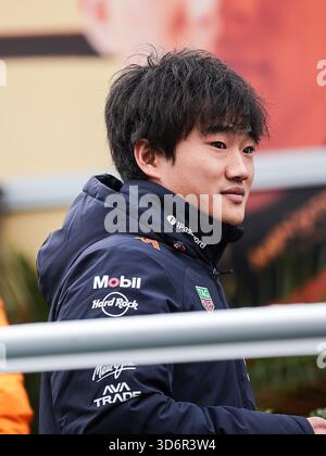 Paradies, Etats Unis. November 2025. TSUNODA Yuki (jap), Red Bull Racing RB21, Porträt, während des Formel 1 Grand Prix 2025 in Las Vegas, 22. Runde der FIA Formel 1 Weltmeisterschaft 2025 vom 21. Bis 23. November 2025 auf dem Las Vegas Strip Circuit in Paradise, Nevada, USA - Foto Eric Alonso/DPPI Credit: DPPI Media/Alamy Live News Stockfoto