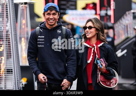Paradies, Etats Unis. November 2025. ALBON Alexander (tha), Williams Racing FW47, Porträt und Lily Muni He, Porträt während des Formel-1-Grand Prix 2025 in Las Vegas, 22. Runde der FIA Formel-1-Weltmeisterschaft 2025 vom 21. Bis 23. November 2025 auf dem Las Vegas Strip Circuit in Paradise, Nevada, USA - Foto Eric Alonso/DPPI Credit: DPPI Media/Alamy Live News Stockfoto