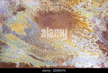 Strukturierte rostete Metallpatinen gesprenkelte Oxidation erzeugt eine raue, ungleichmäßige Textur das Bild bietet einen detaillierten Blick auf die Auswirkungen von Rost auf ein Eisen Stockfoto