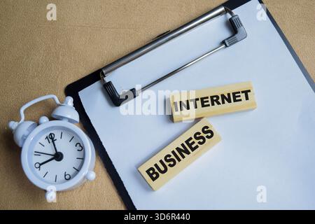 Geschäftliche Internetdaten stapelten Holzwürfel auf dem Tisch. Stockfoto